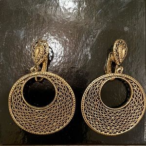 Vintage filigree dangle clip on earrings
